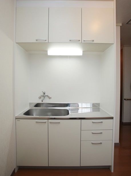 部屋に付いている小さなミニキッチン。洗面台だけが備え付けられている様子