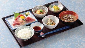 刺身の盛り合わせとしじみ汁とごはんのセット