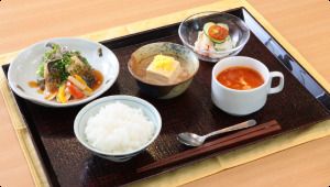 ご飯とスープ、サラダや豆腐が付いた献立