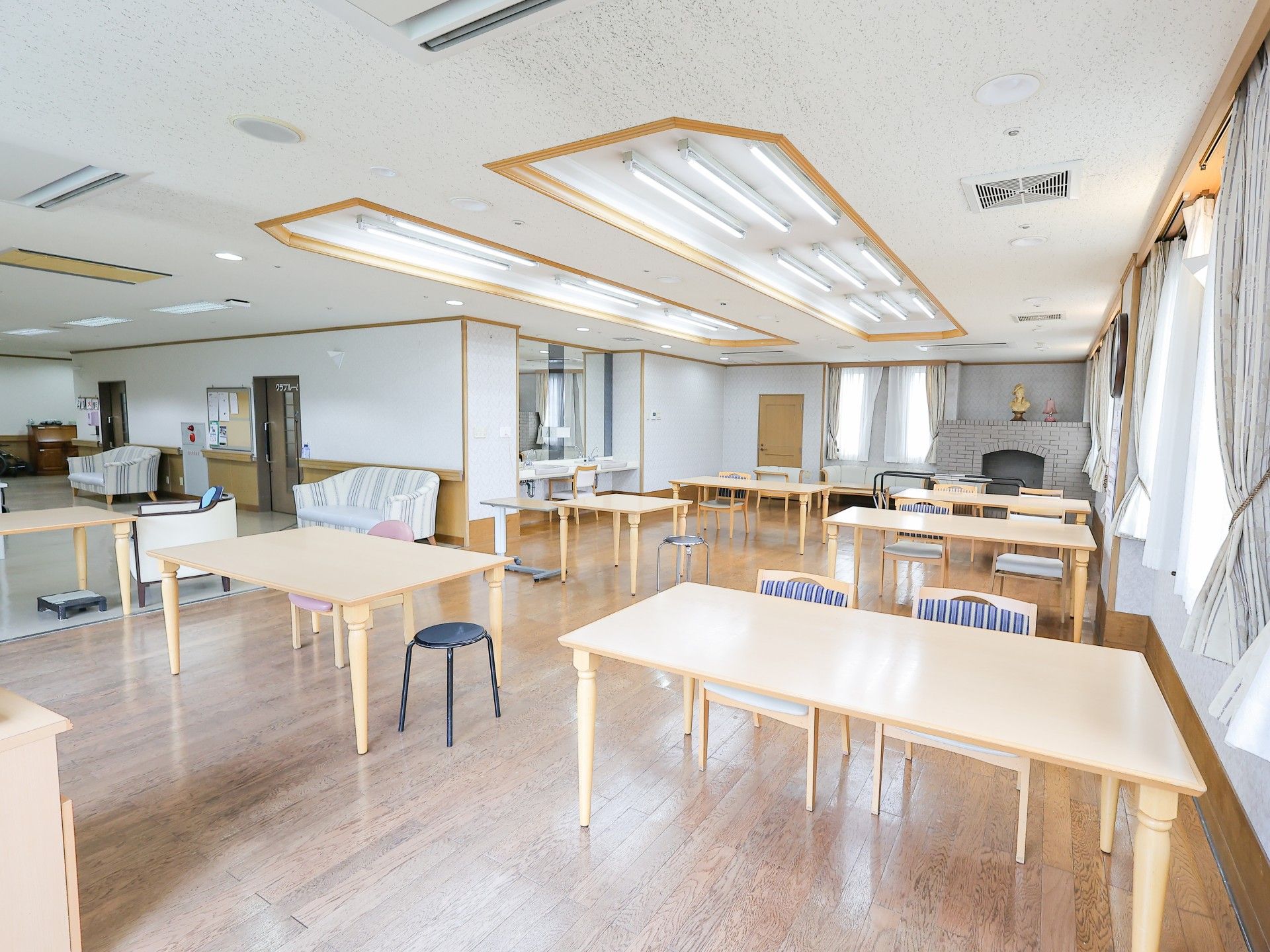 ピアノやエレクトーンやテレビの前に、等間隔に椅子を並べた広い部屋