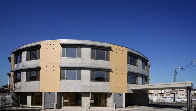 円形の建物外観