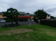 広々とした施設の外観と庭園