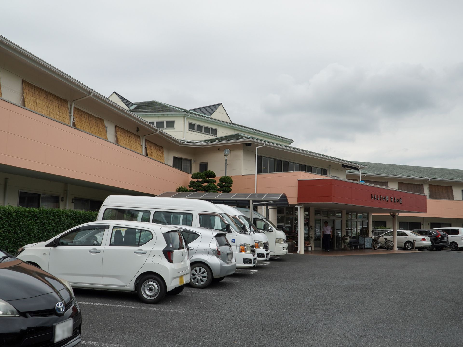 車がたくさん並んで止まっている建物の側面