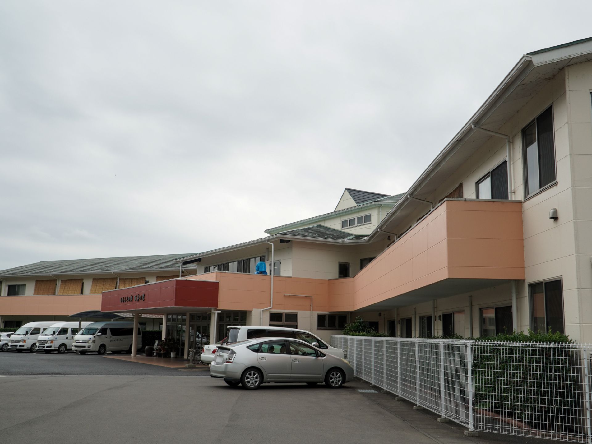 建物の側面にたくさん並んで止まっている車