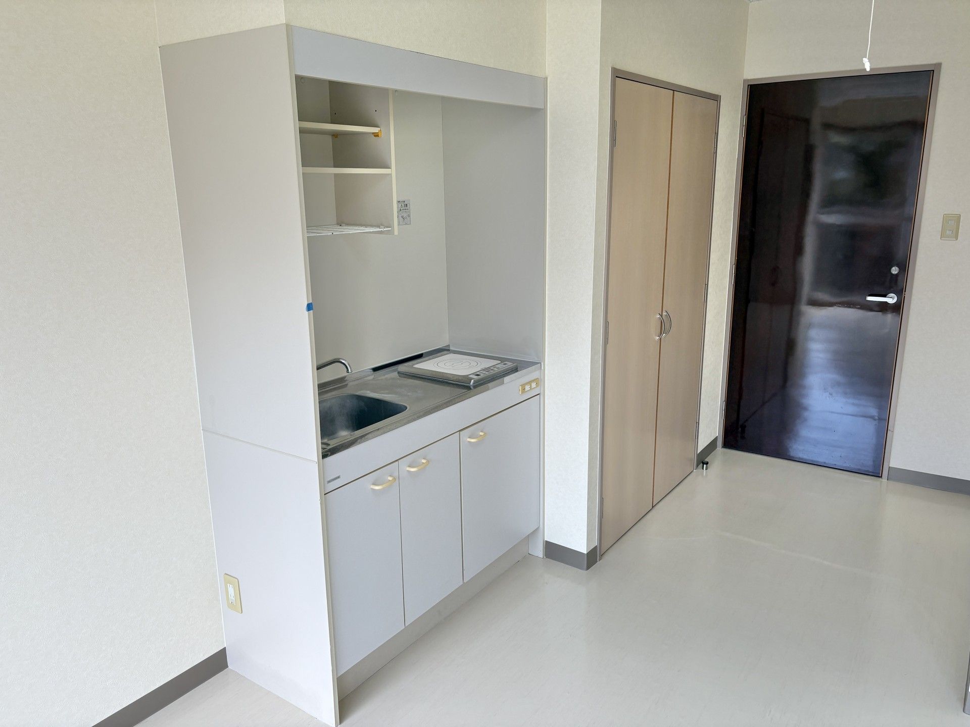 シンプルなキッチン付き部屋
