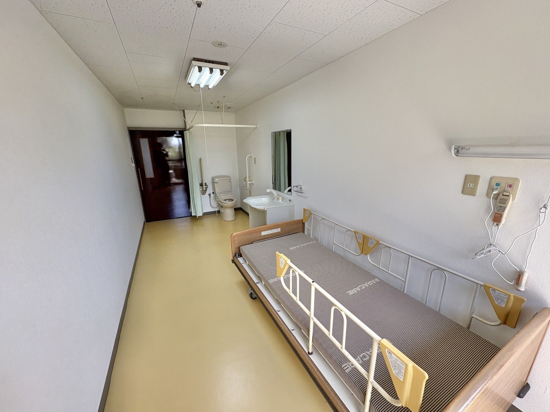 ベッドとトイレのある部屋