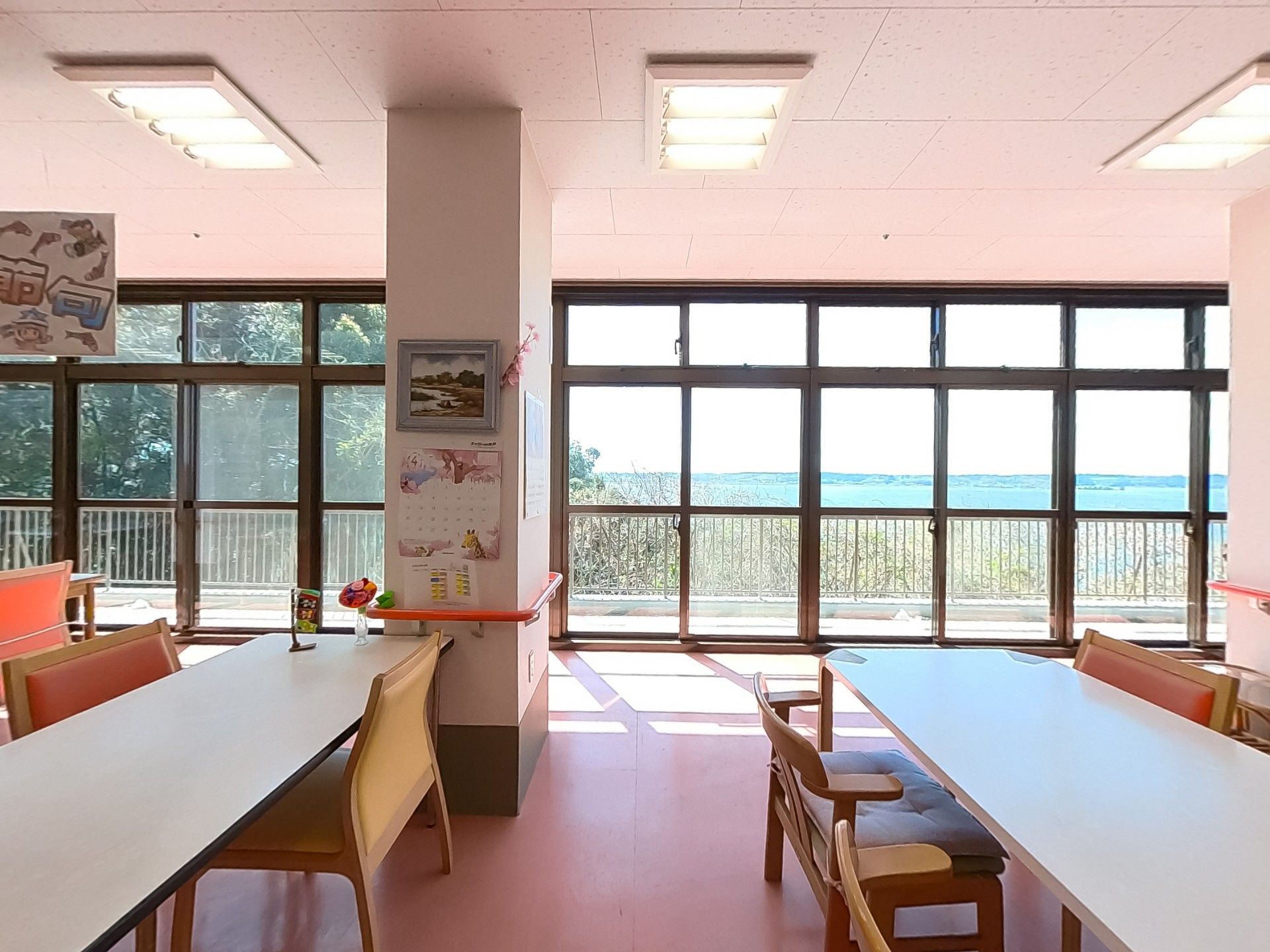 大きな窓のある明るい部屋