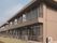 建物周辺は自然豊かな木々。落ち着いた色合いの建物