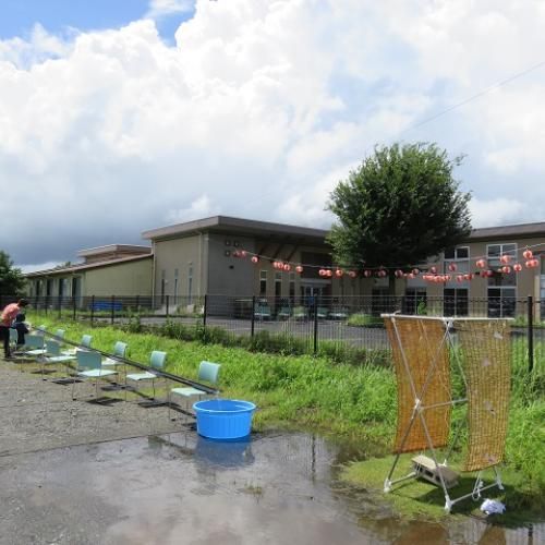 外で夏祭りの準備。提灯が設置されている