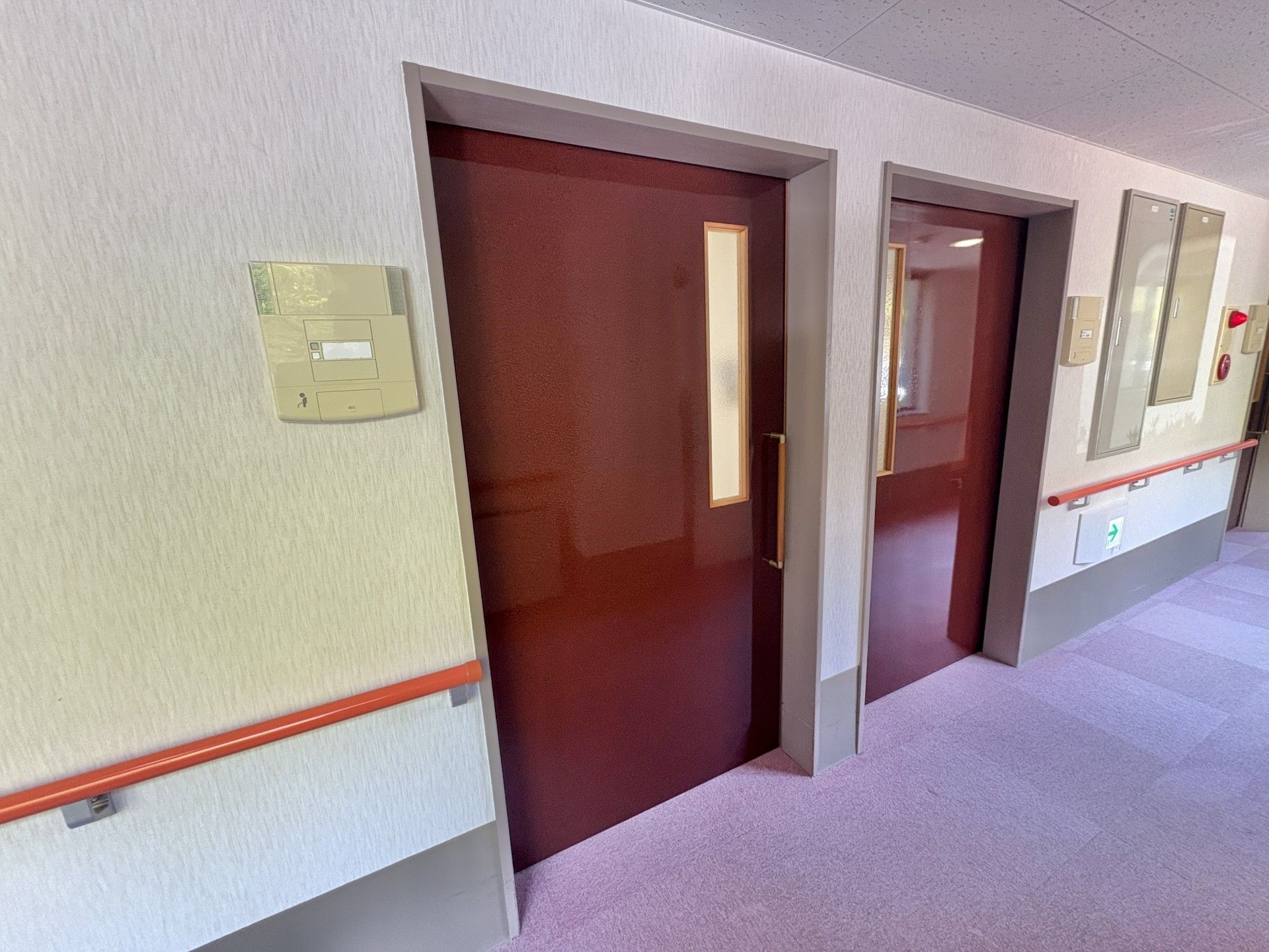 安全な手すり付きの廊下