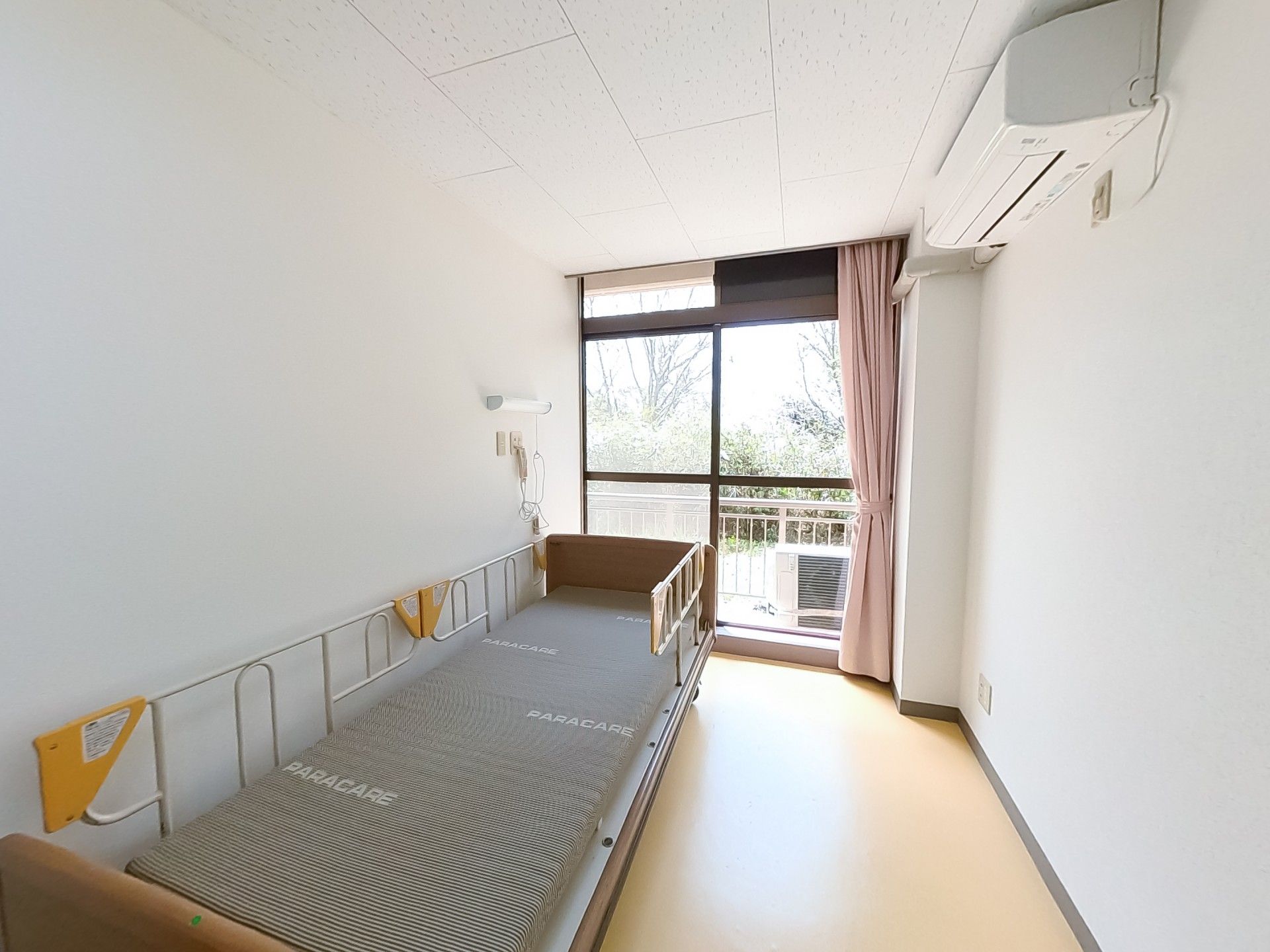 明るい個室のベッド