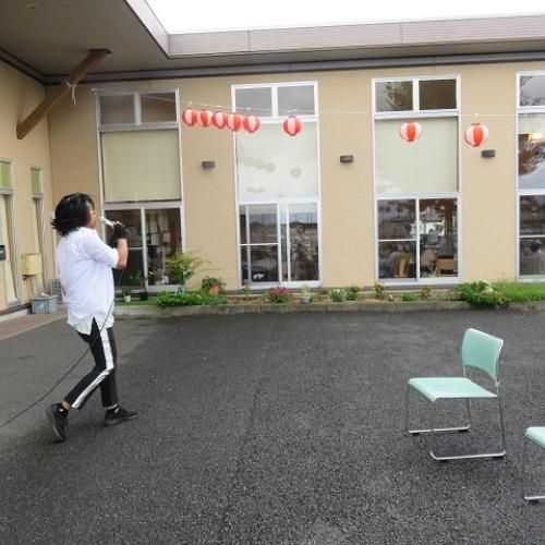施設外にて夏祭りの様子。
