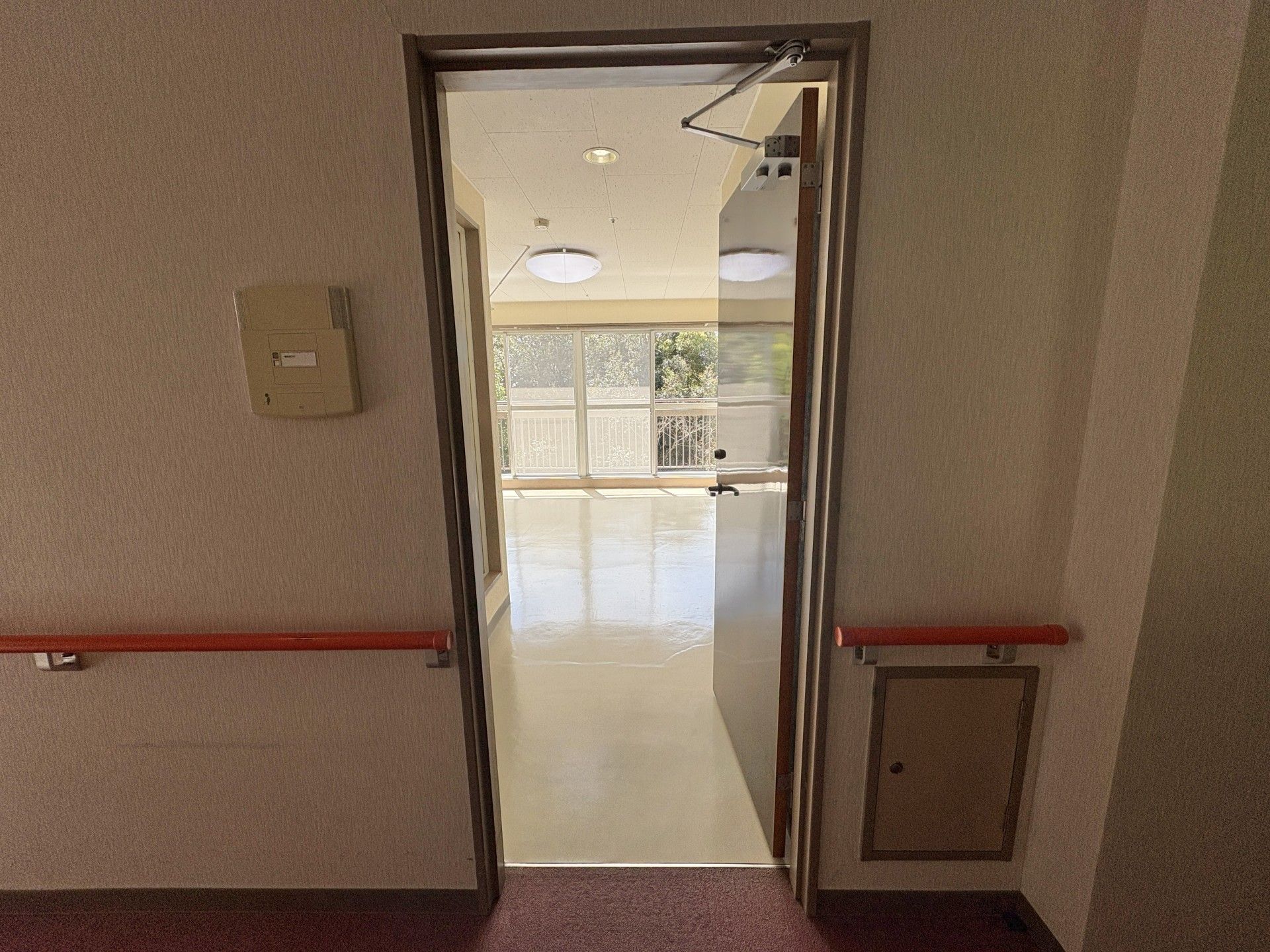明るい廊下の出入口
