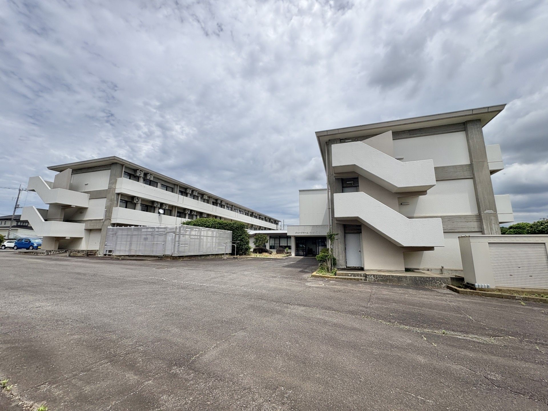 広い駐車場の建物外観