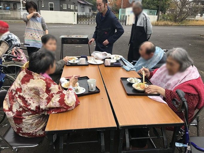 屋外での食事風景