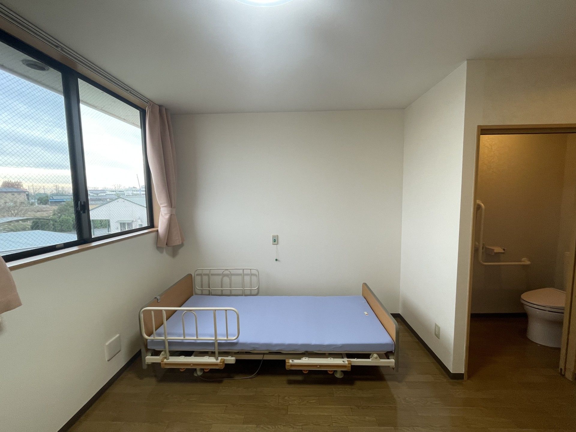 ベッドとトイレのある部屋