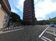 広々とした駐車場と建物