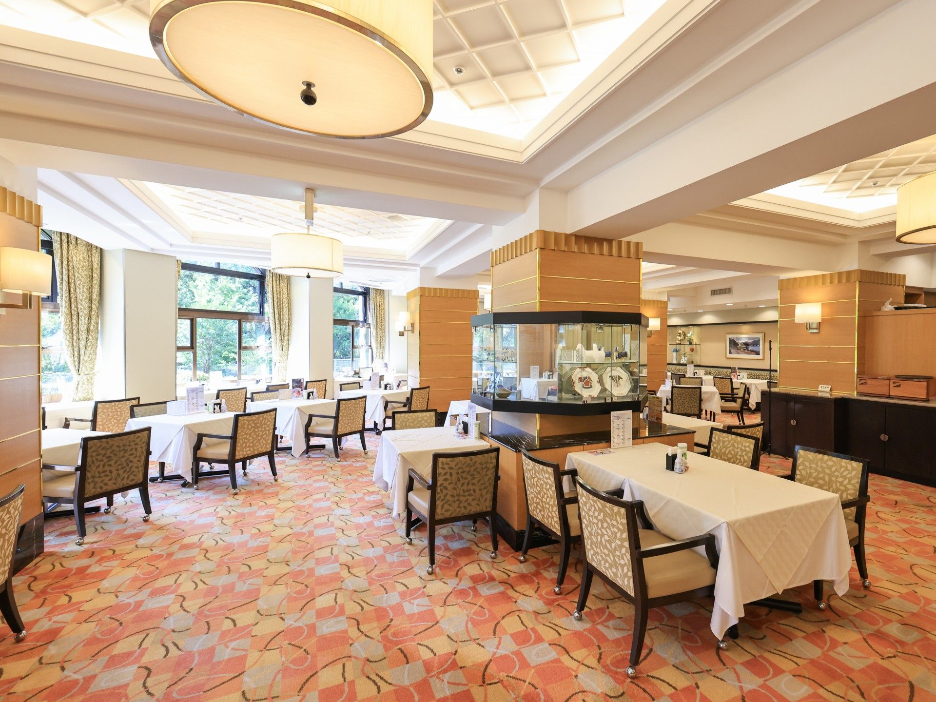 明るい食事スペース