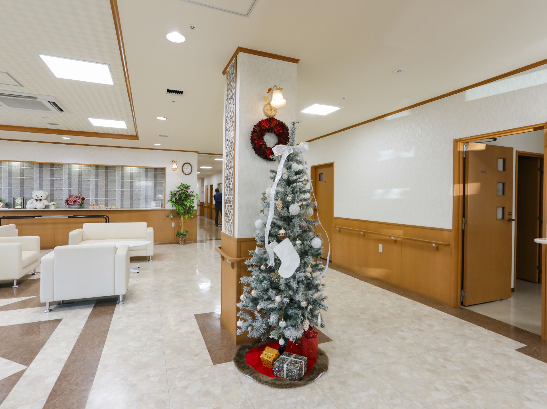クリスマスツリーが置かれている飾り付け