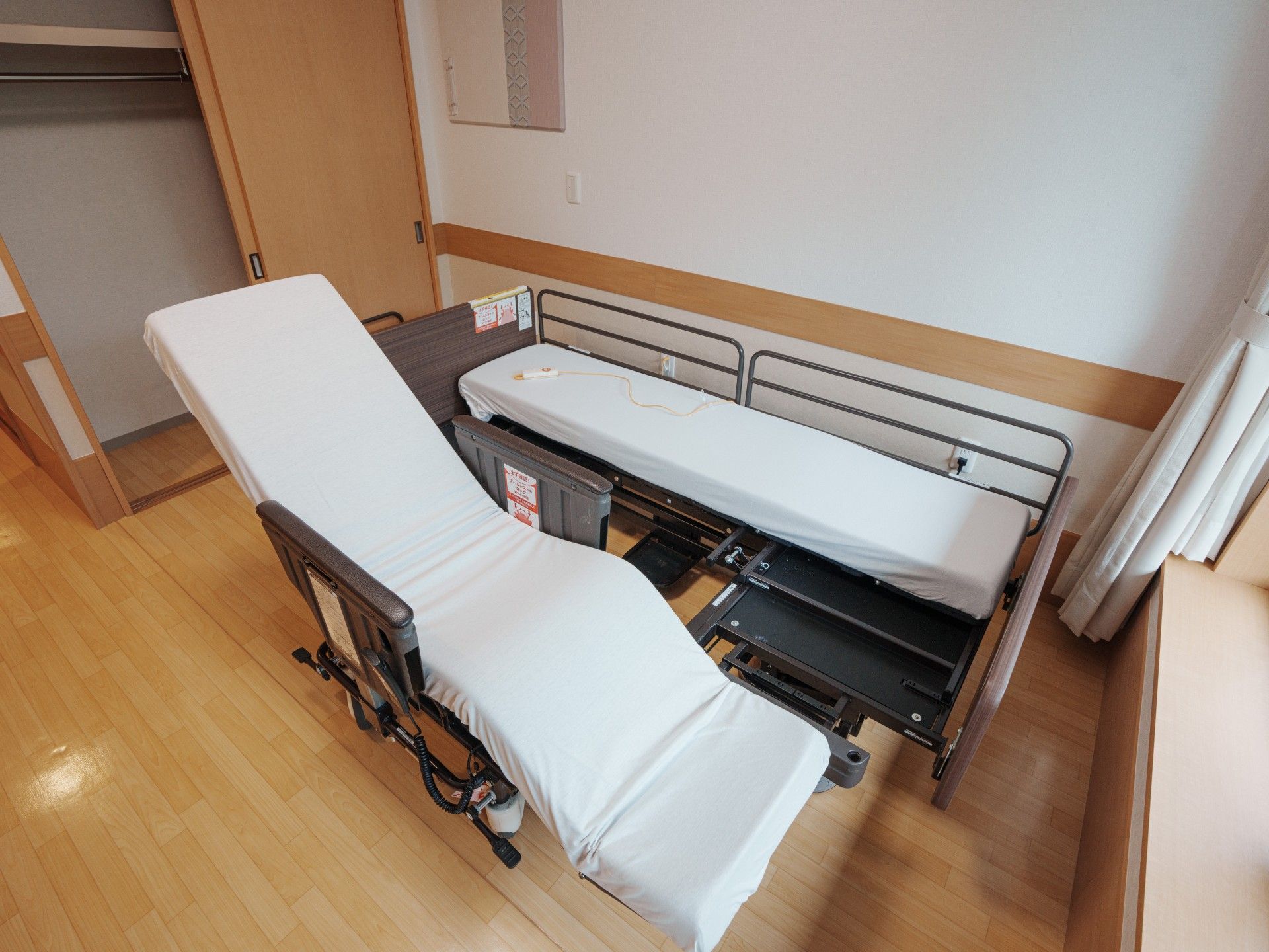 清潔な居室のベッド