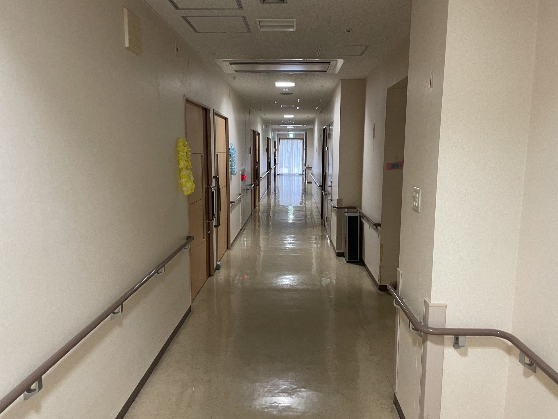 廊下の手すり付き通路