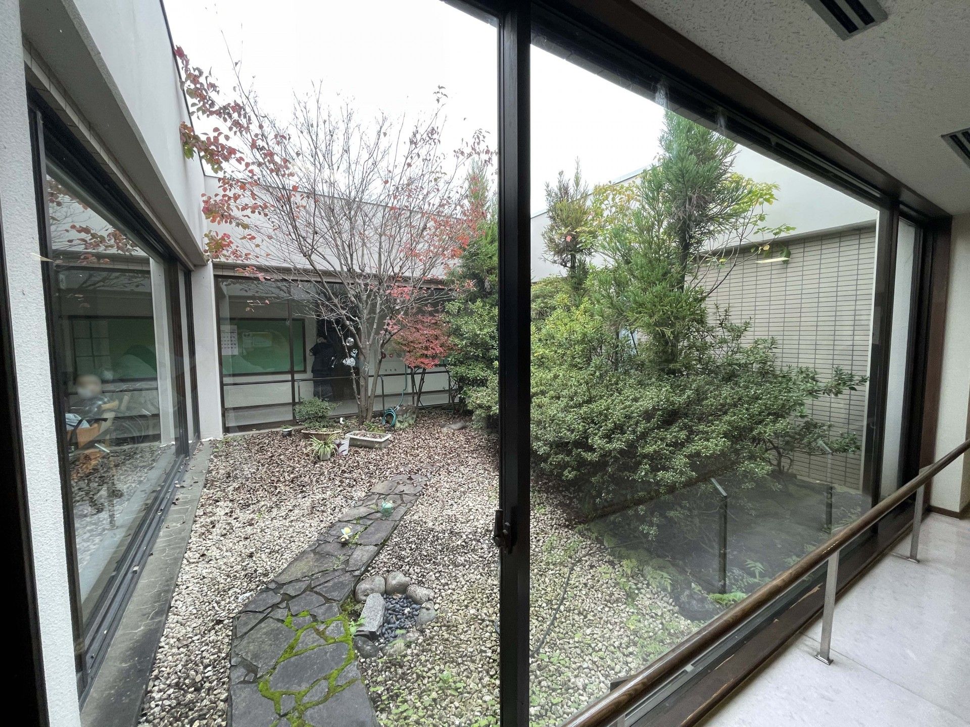 和風庭園の見える廊下