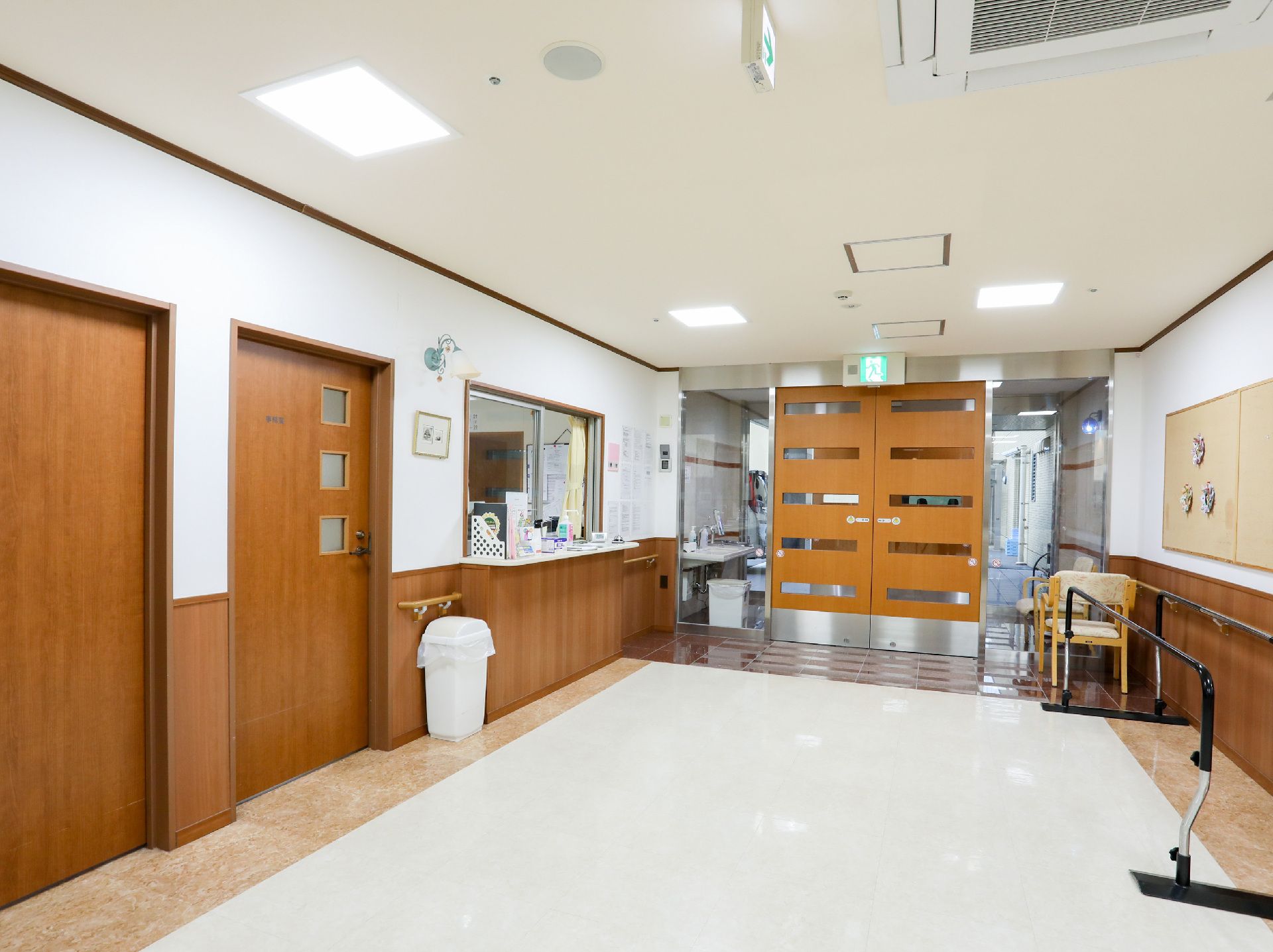 入り口に受付カウンターがある玄関