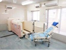 機械浴が設置された浴室内には複数のエアコンも付いている。座ったまま入浴できる設備。