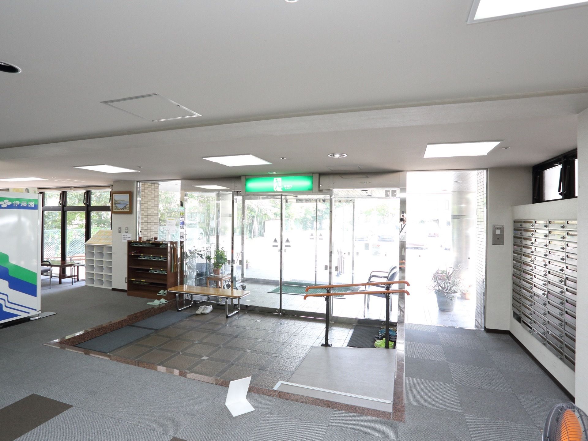 出入口は大きな自動ドアで二重扉になっている。館内に上がる部分には小さなスロープが設けられており、手すりも設置されている。
