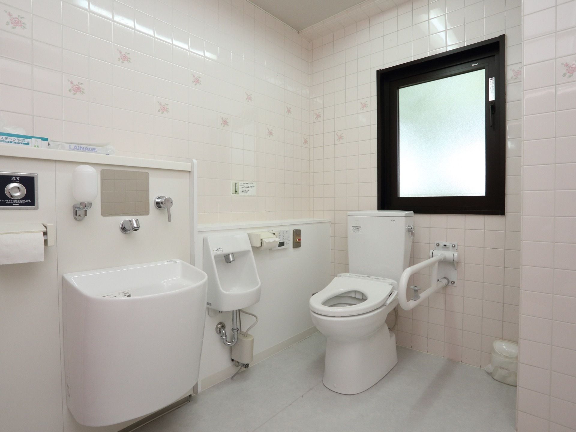白を基調としており、明るく広いトイレになっている。便座の横には手すりが設置されており、オストメイト用のトイレもある。