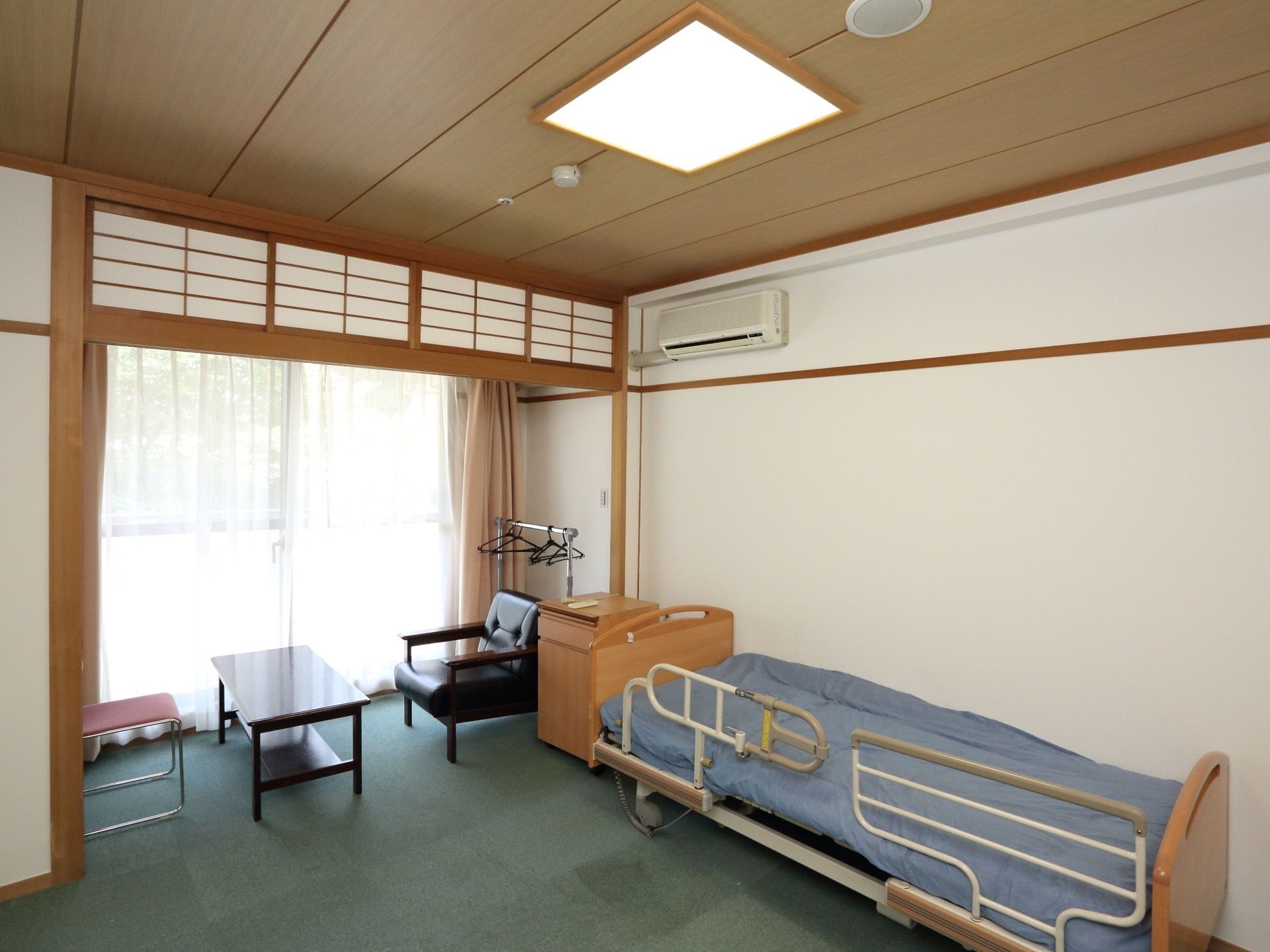 ゆったりくつろげる旅館のような居室。