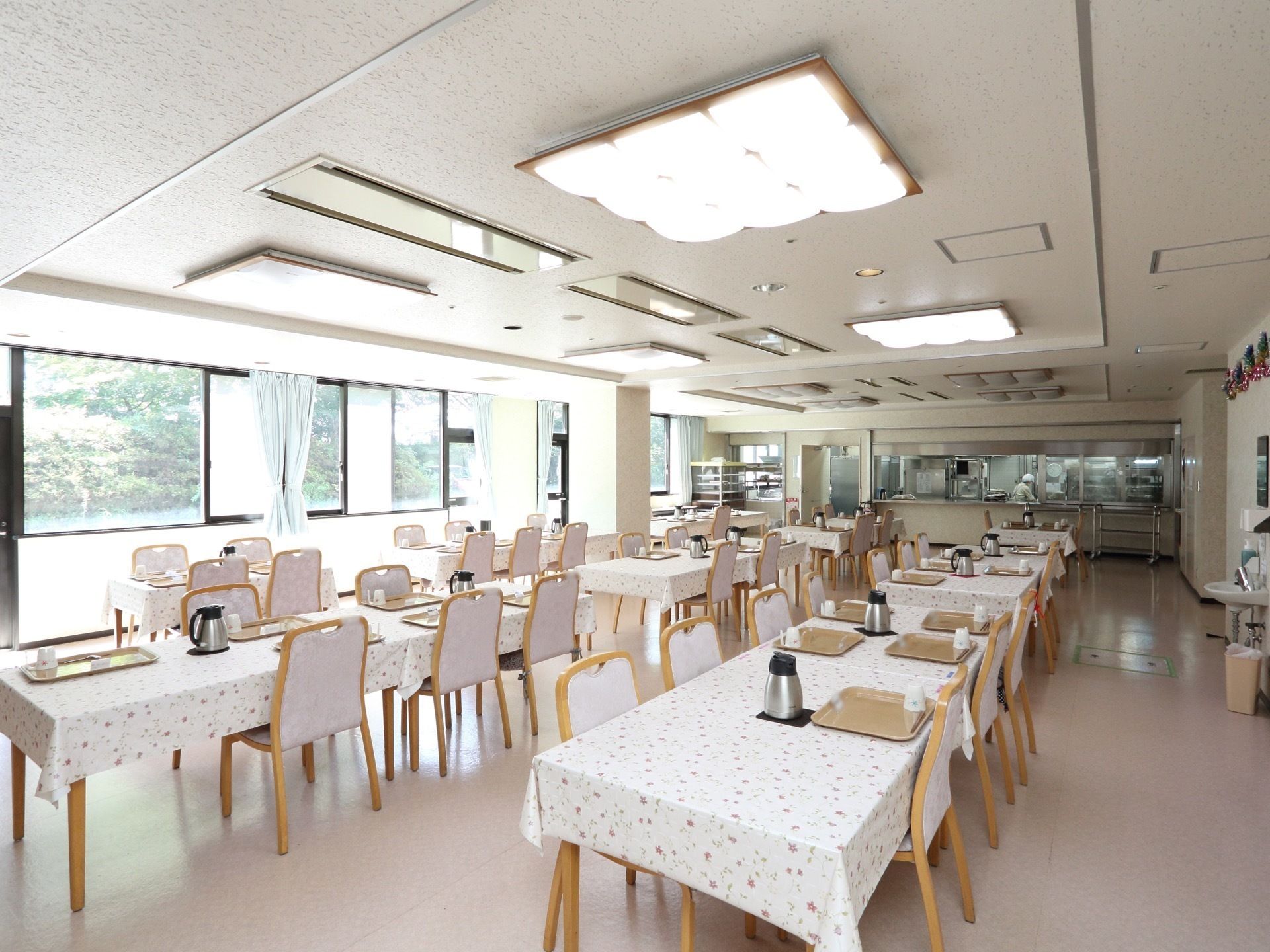 日当たりの良い広々とした食堂。