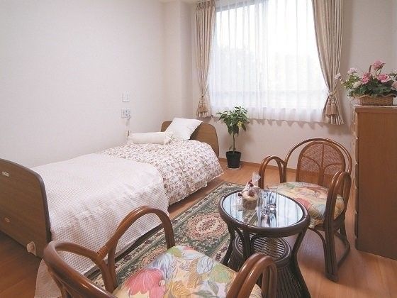 日当たりのよい明るい居室である。段差のないバリアフリー仕様なので、車椅子をご利用の方でも快適に生活ができる。