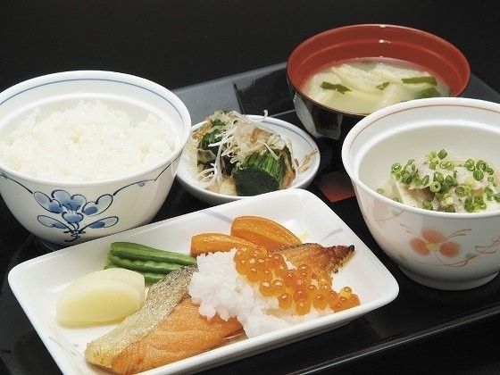 ある日の食事である。焼きサケのいくら掛け、ホウレンソウのおひたし、冷ややっこ、みそ汁、白ご飯である。