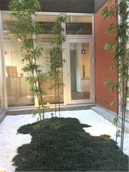 この字型の真ん中にある中庭の様子。手入れされた和風庭園の写真