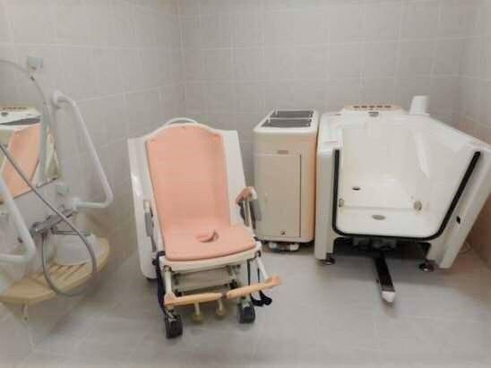 座った姿勢のまま入れるチェアインタイプの介護浴槽を写した写真