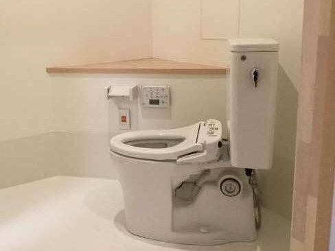 手すりがついた介護仕様のトイレの様子。高齢者向けのトイレ