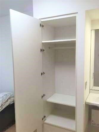 部屋に用意された収納棚の様子。洗面台が横にあるのがわかる写真