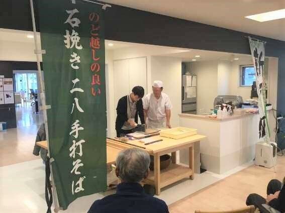 手打ちそばを披露しているレクリエーションの一場面。本格的なそば打ちの様子