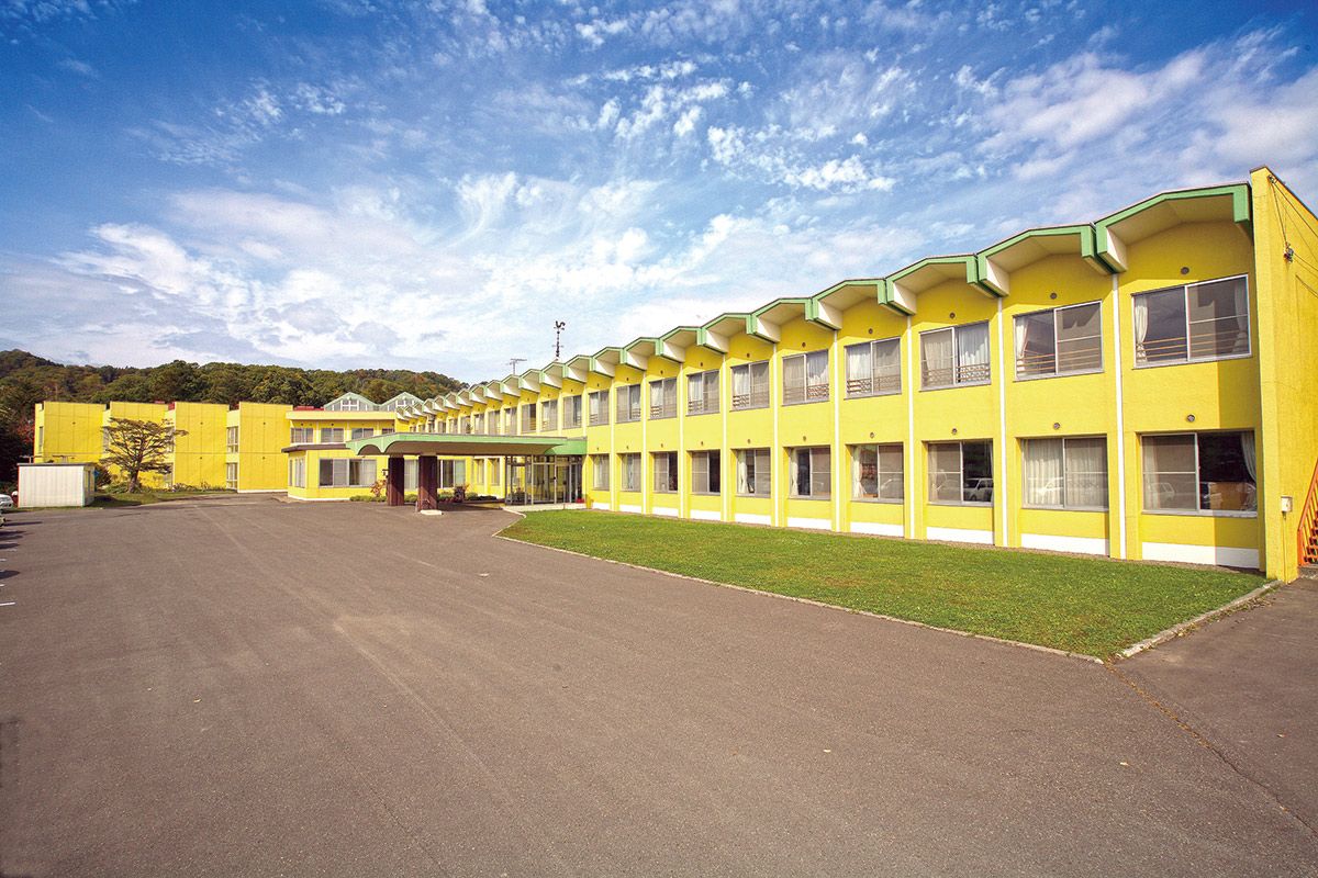 明るい外観の建物