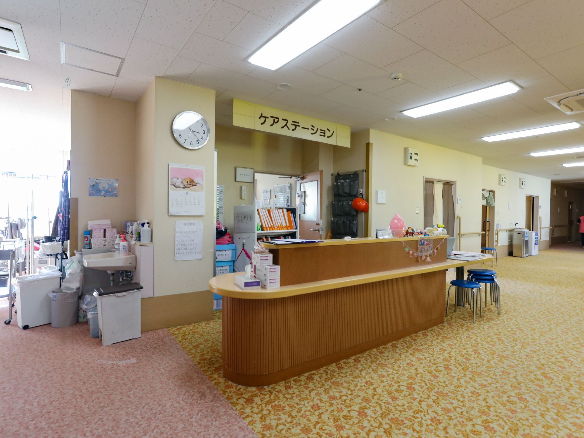 来館者や入居者への対応を行っている受付