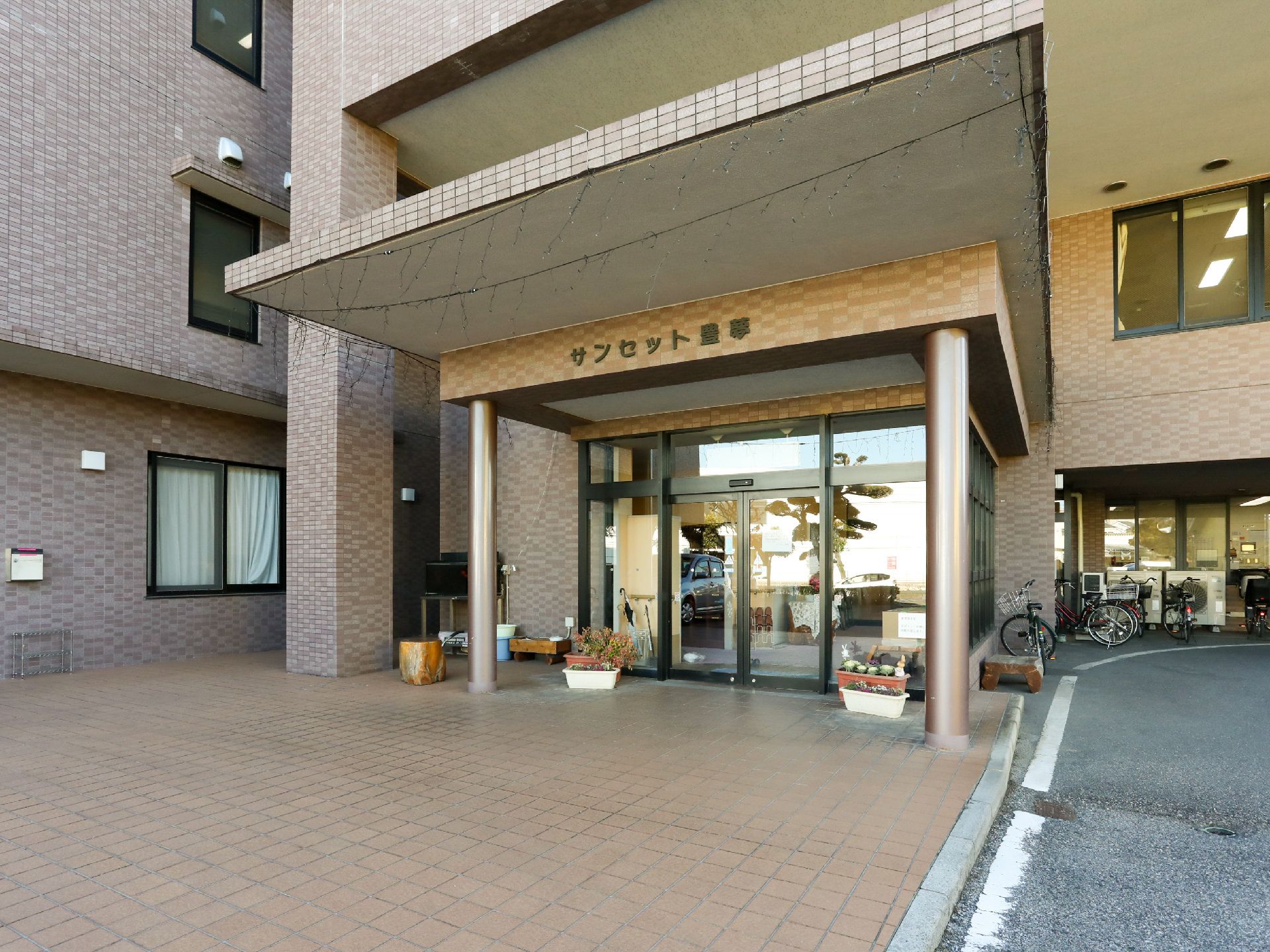 茶色で構成され、デザイン性のあるお洒落な施設の外観