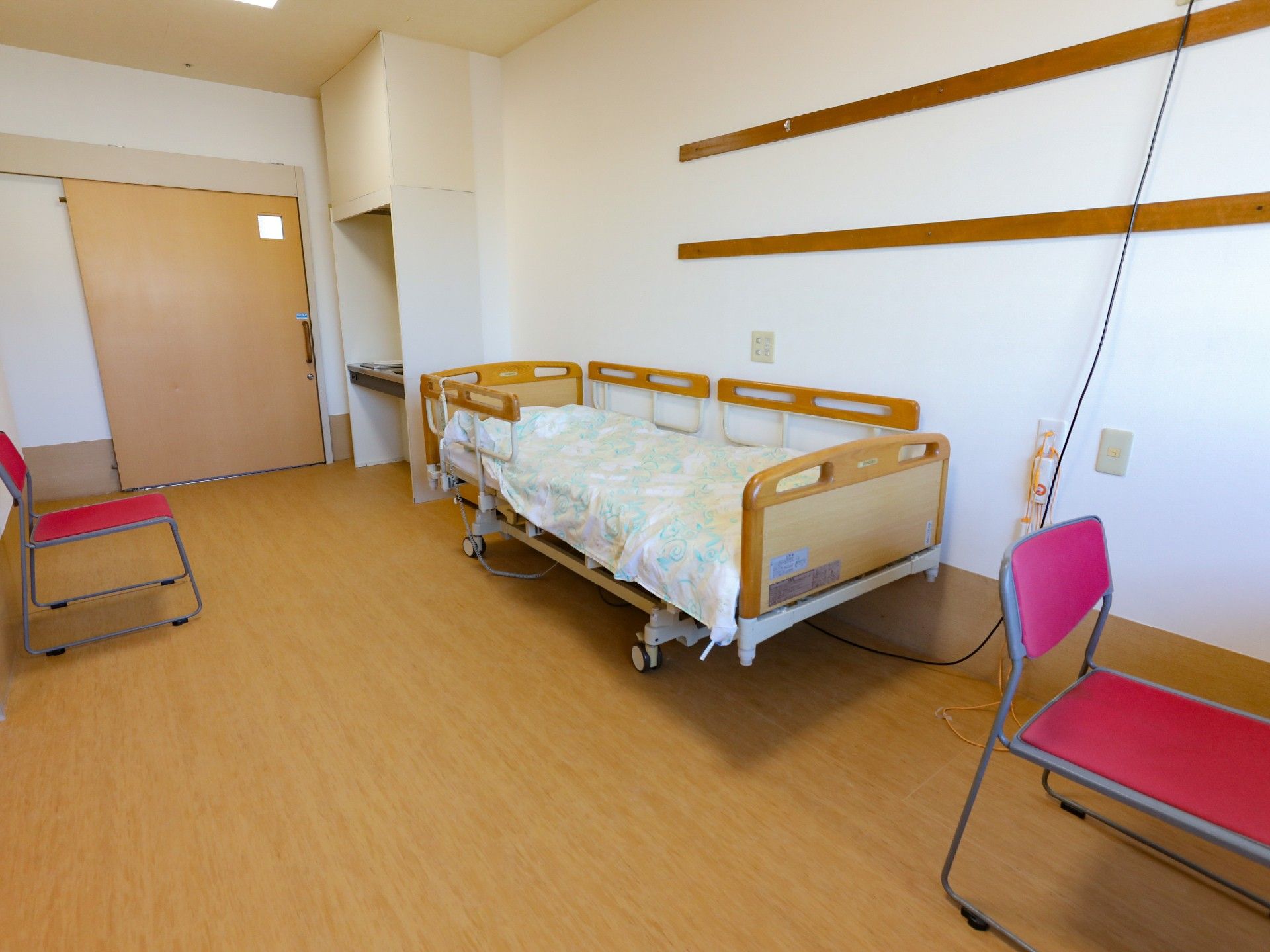 ベッドを置いても広さがある居室
