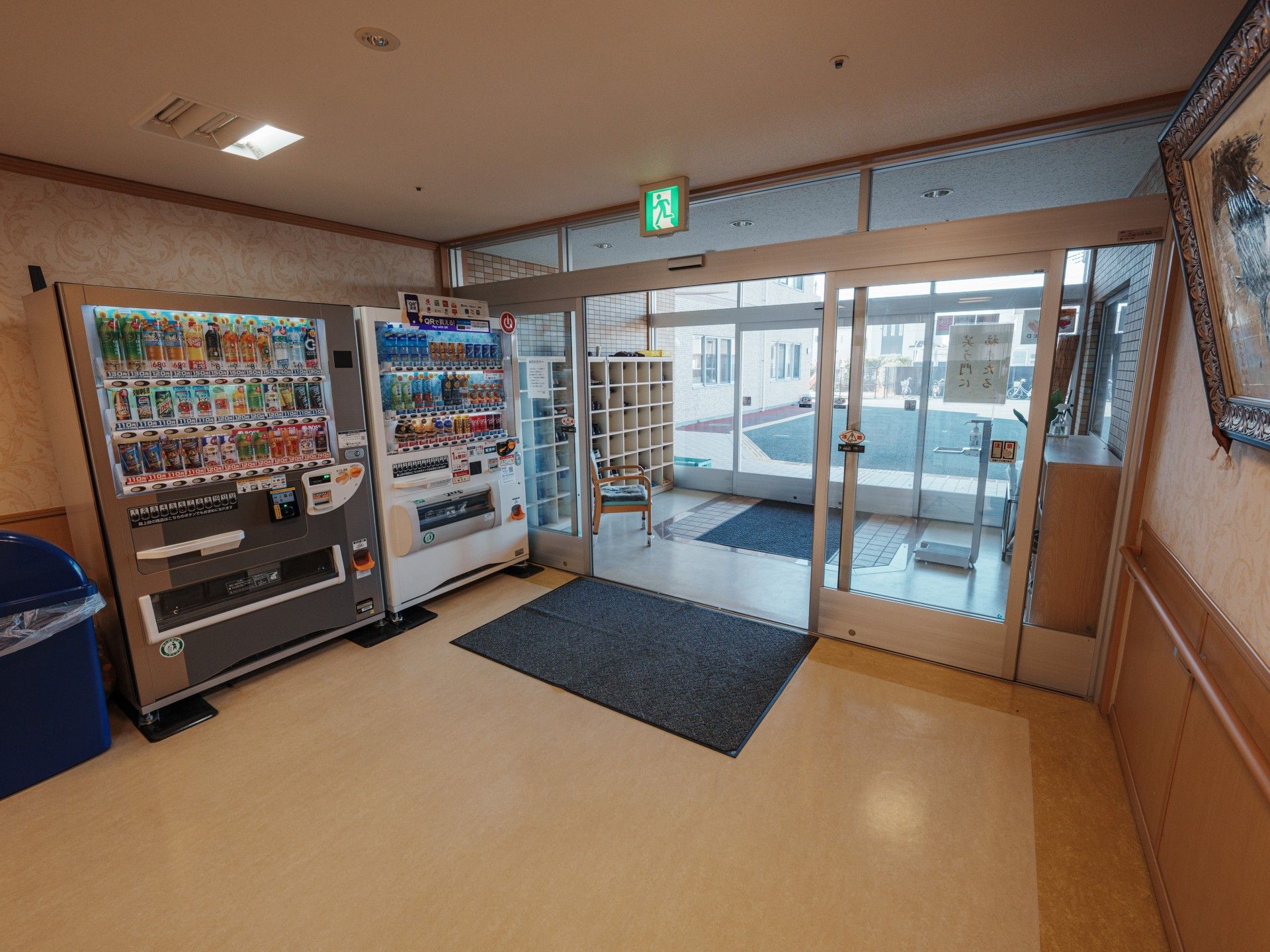 自動販売機と出入口