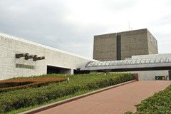 広々とした施設の外観