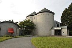 円形の建物と緑の庭園