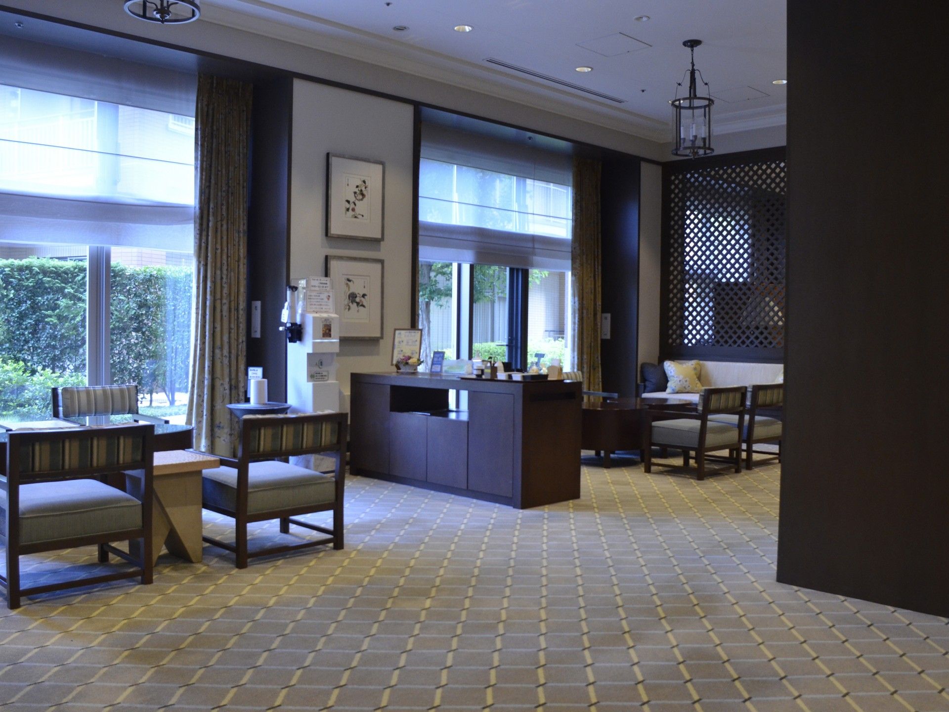 落ち着いた雰囲気のラウンジ