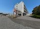 広い駐車場と建物の外観