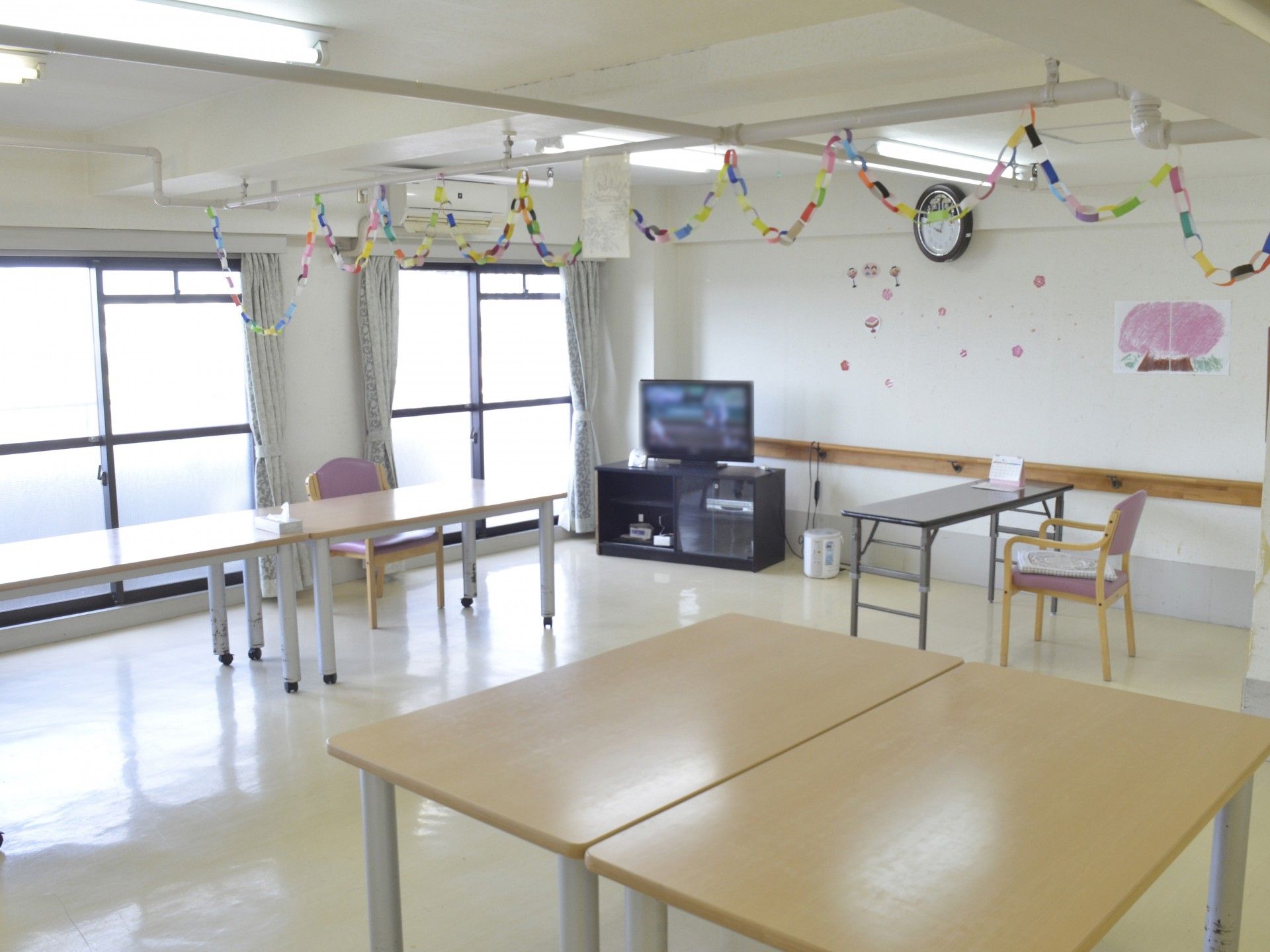 車いすから立ち上がろうとしている男性とそれを補助しようとしている女性スタッフの様子