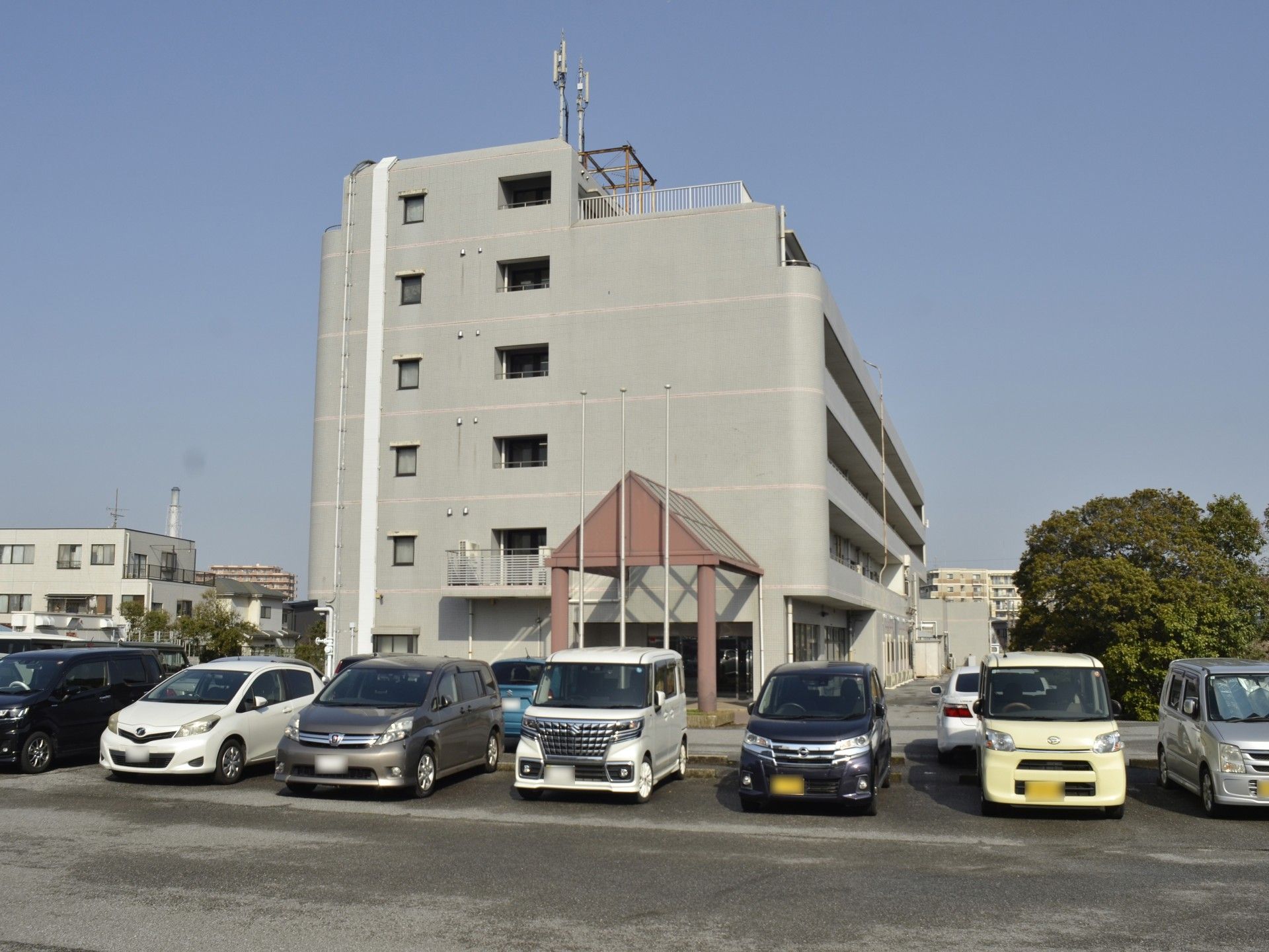 駐車場と建物の外観